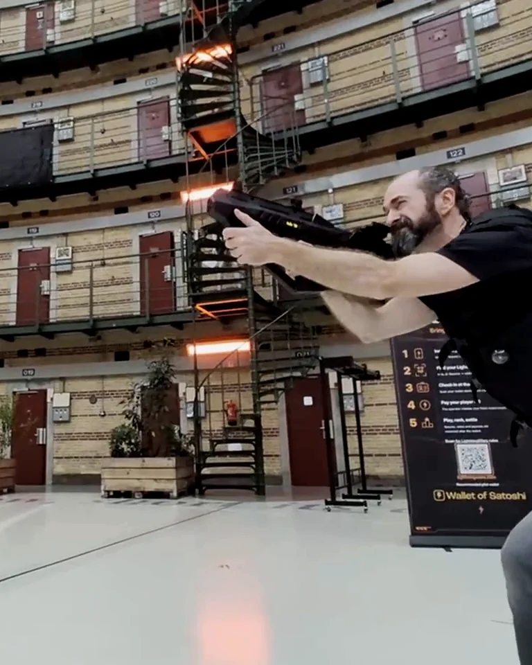 LightningWars-lasergameapparatuur tijdens een demonstratie.